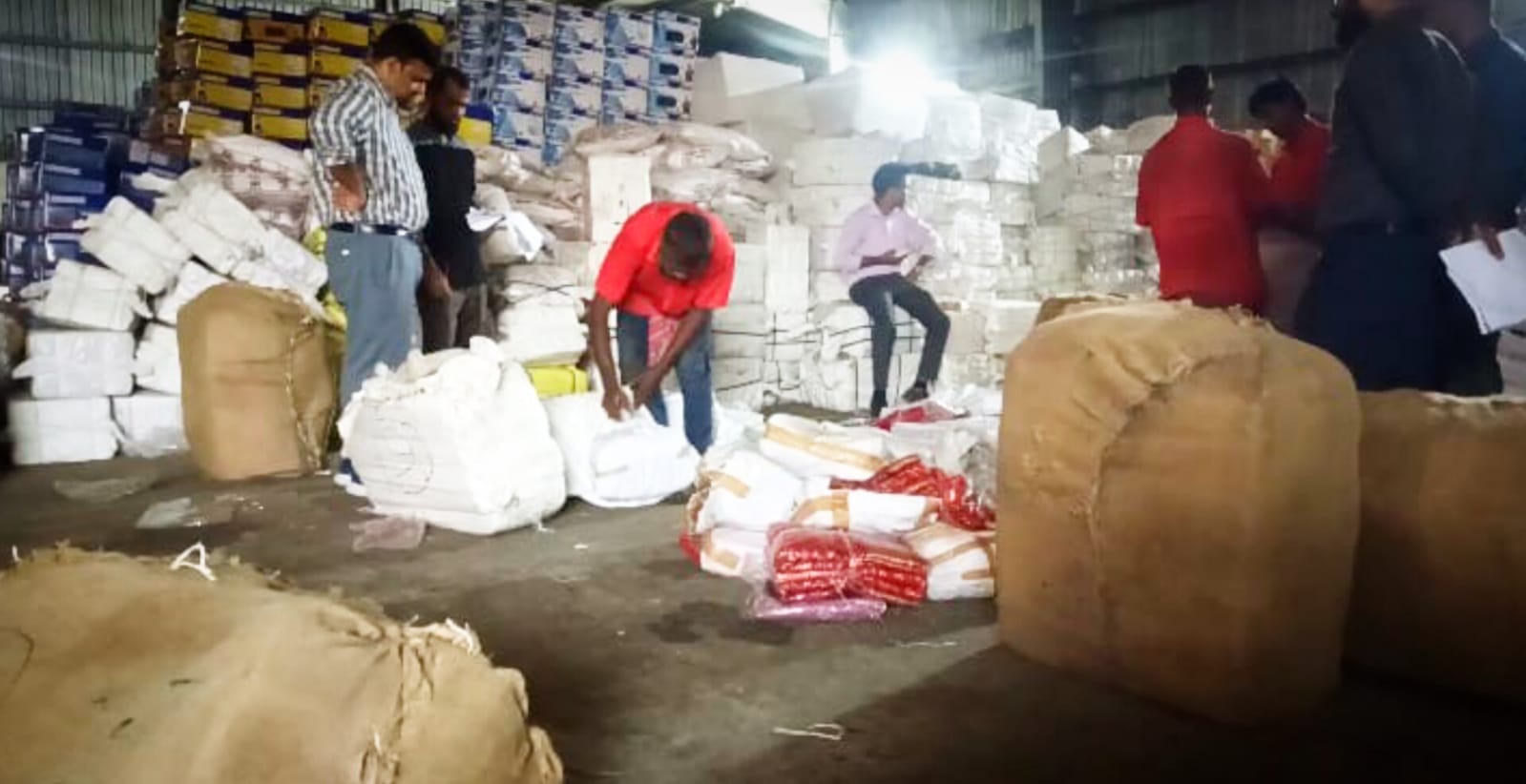 বেনাপোল বন্দরের শেডে মিলল নিখোঁজ ১৯ প্যাকেজ ভারতীয় পণ্য