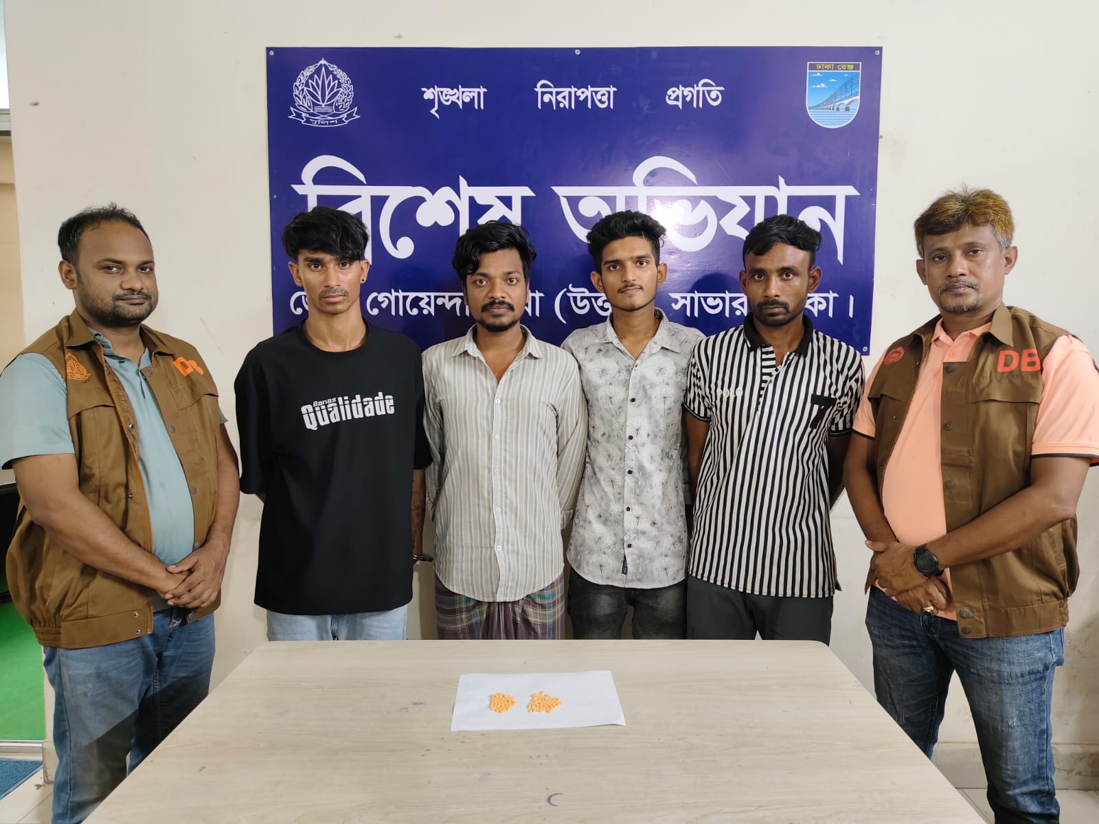 ঢাকা জেলার ডিবি (উত্তর)-এর পৃথক অভিযানে ১০০ পিস ইয়াবাসহ ৪ মাদক ব্যবসায়ী গ্রেফতার