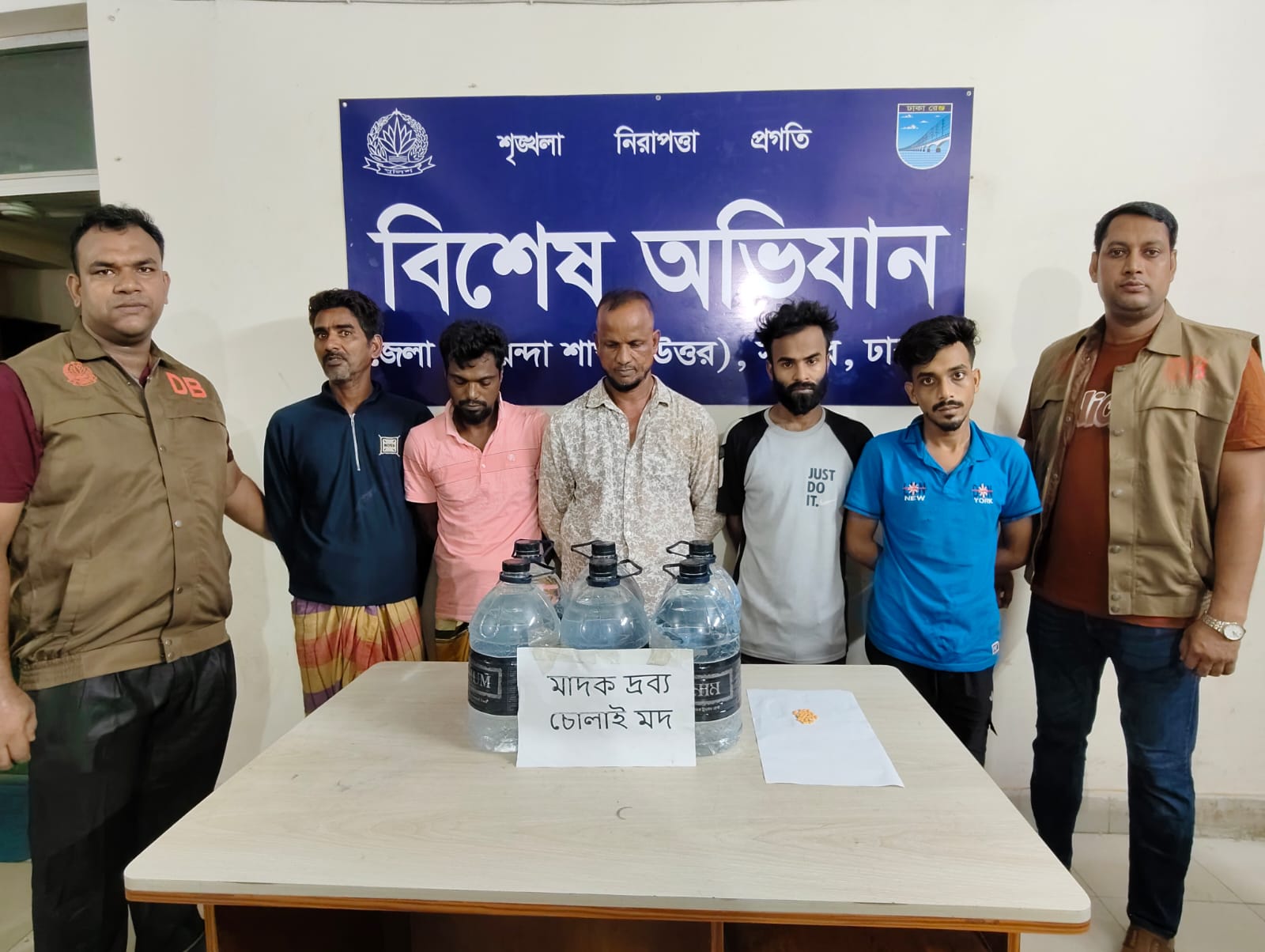 সাভার ও আশুলিয়ায় ডিবির পৃথক অভিযানে চোলাইমদ ও ইয়াবাসহ ৫ মাদক কারবারি গ্রেপ্তার