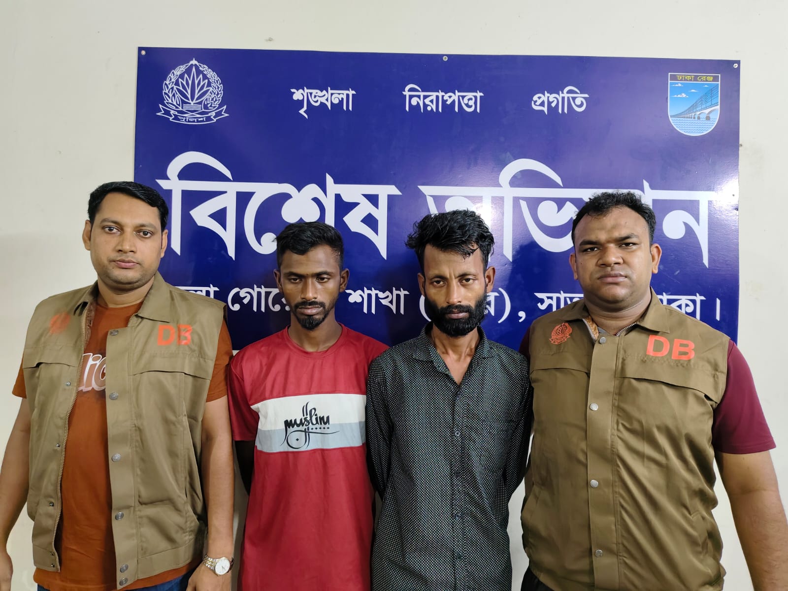 আশুলিয়ায় বিশেষ অভিযানে দুই পেশাদার ছিনতাইকারী গ্রেপ্তার