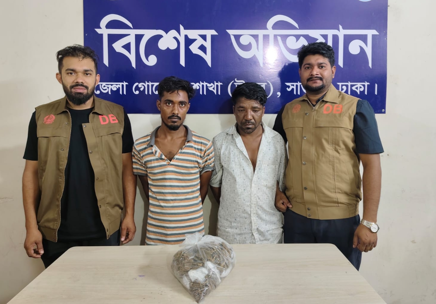 আশুলিয়ায় ৬০০ গ্রাম গাঁজাসহ দুই মাদক ব্যবসায়ী গ্রেপ্তার