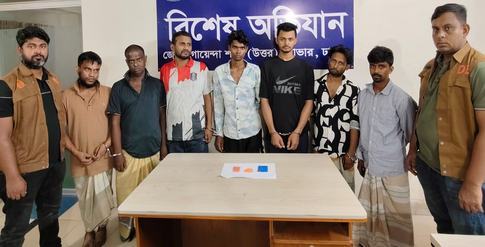 ঢাকা জেলায় পৃথক অভিযানে ২১০ পিস ইয়াবাসহ ৭ মাদক কারবারি গ্রেপ্তার