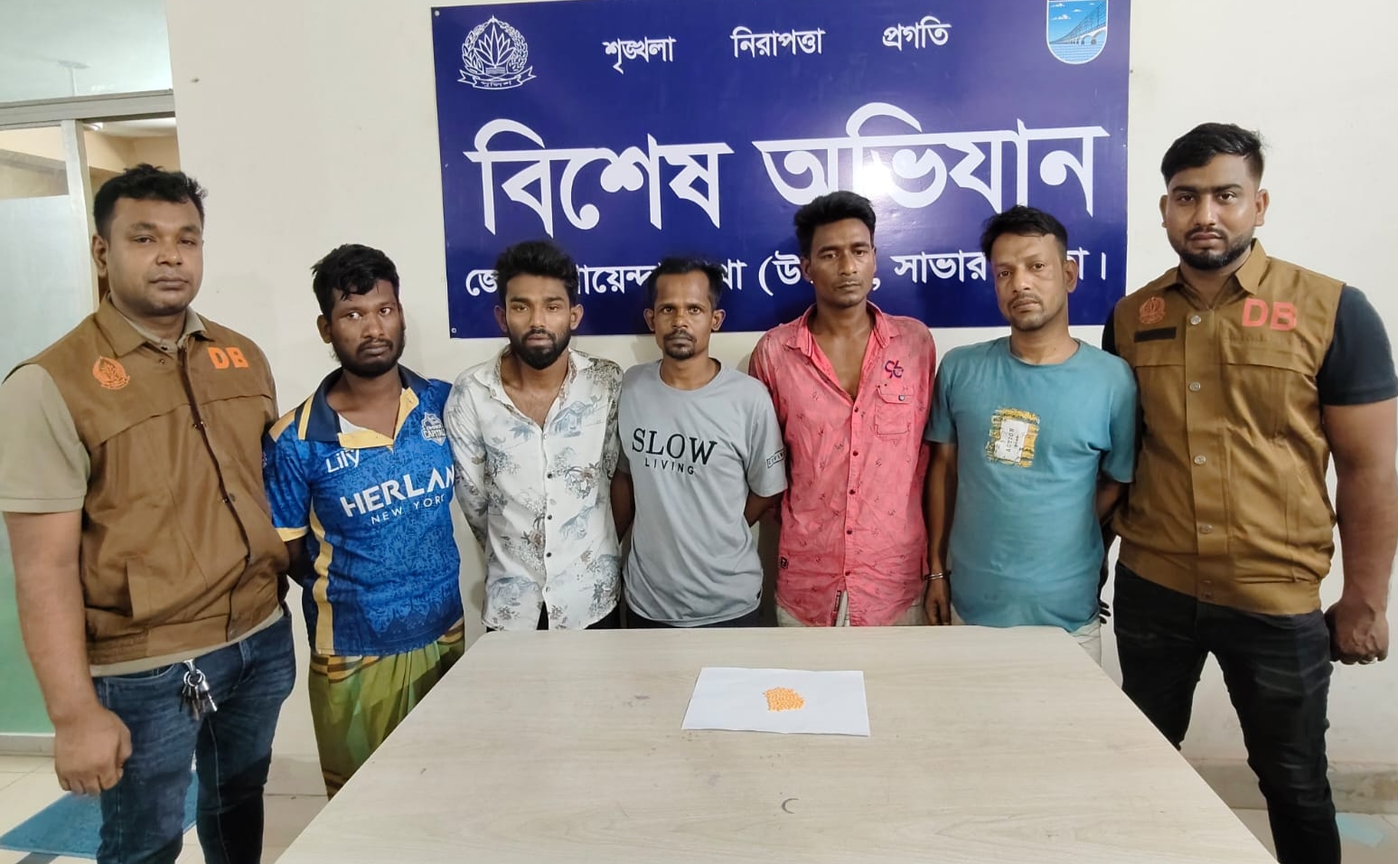 আশুলিয়ায় ইয়াবাসহ তিন মাদক কারবারি ও দুই ছিনতাইকারী গ্রেপ্তার